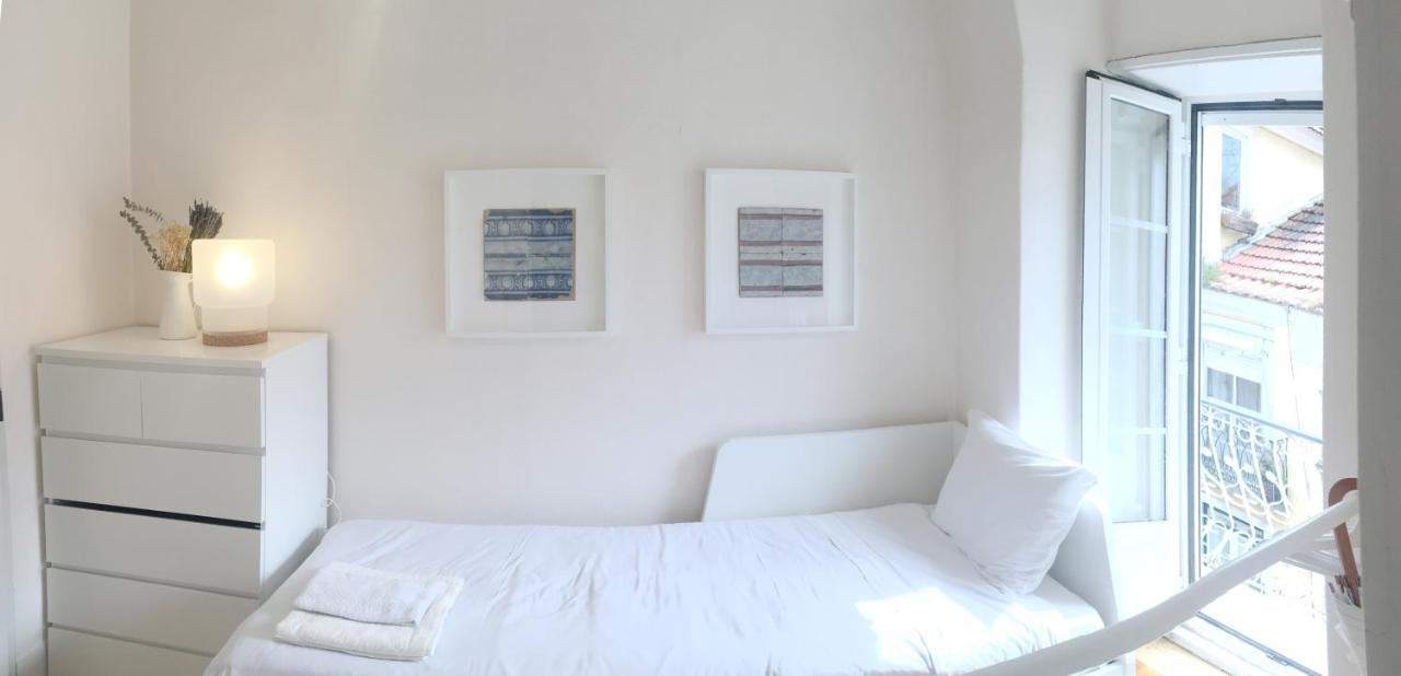 Room Atalaia- Ideal For Single Лиссабон Экстерьер фото